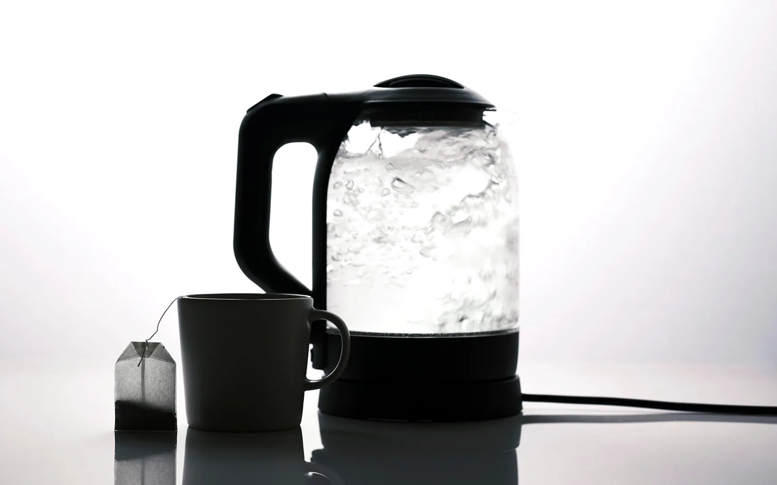 Electric kettle, tea and boiling water